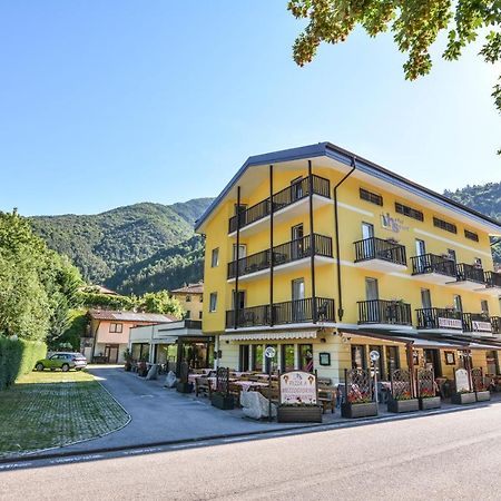 Hotel Sport Pieve Di Ledro Bagian luar foto